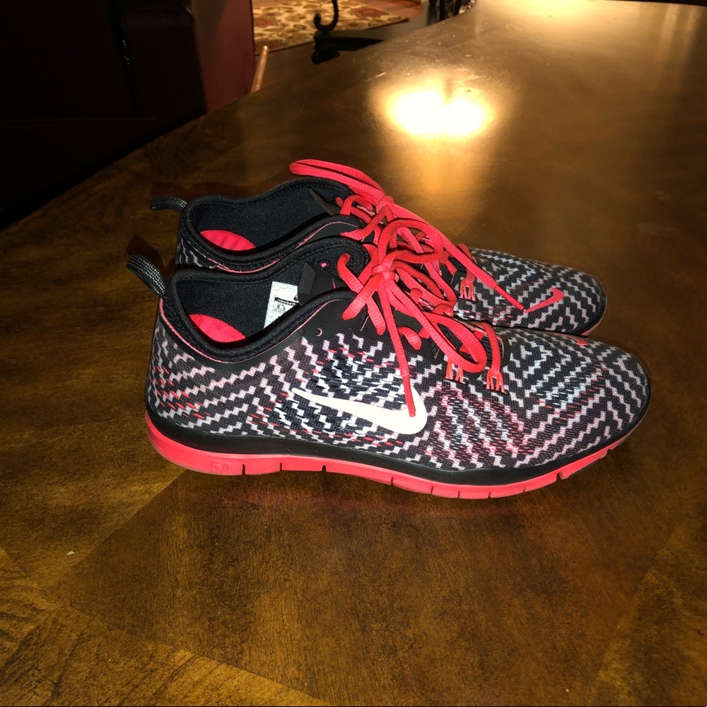 Women’s Nike tennis shoes
